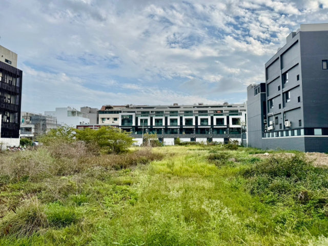 近青年住宅旁大面寬建地